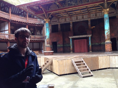 Guiden berättar om scenen i The Globe