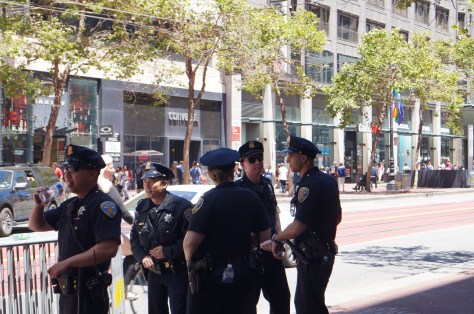 Poliser i väntan på Prideparaden i SFO